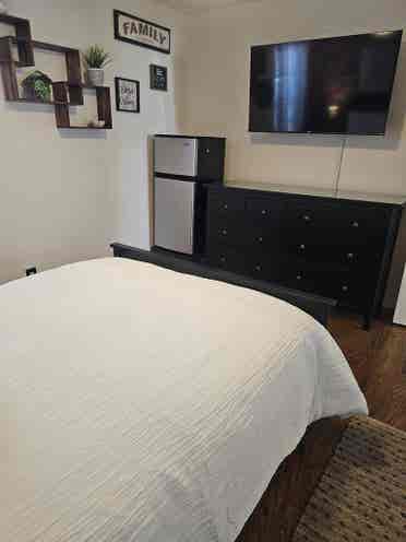 Beautiful room it's available.