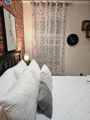 Beautiful room it's available.