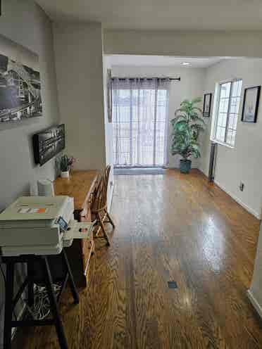 Beautiful room it's available.