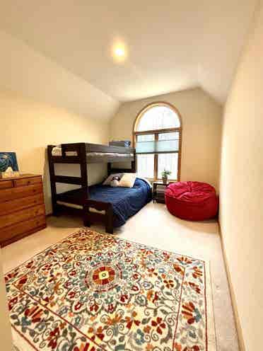 Housemate - Lakeside county home