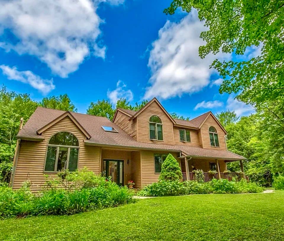 Housemate - Lakeside county home