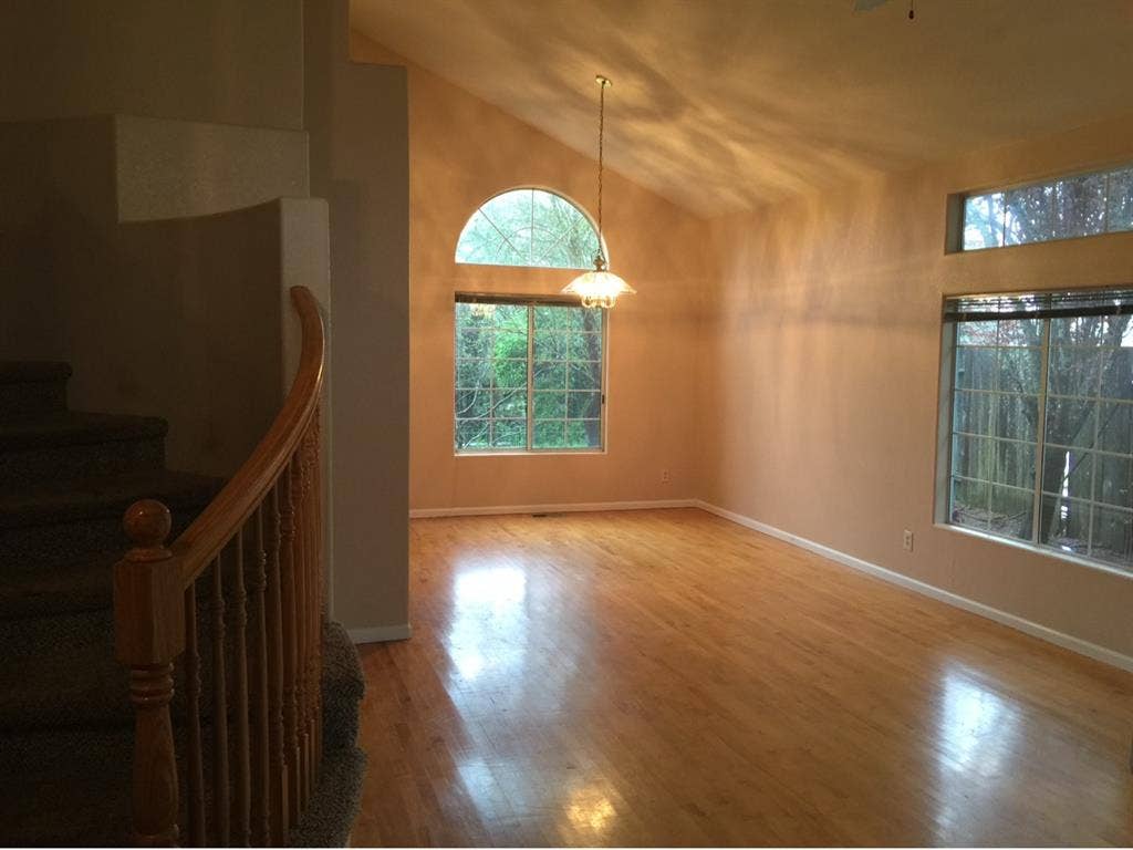 Need 4 roommates for 4 bd house