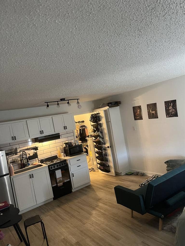 Studio apartment (take over lease)