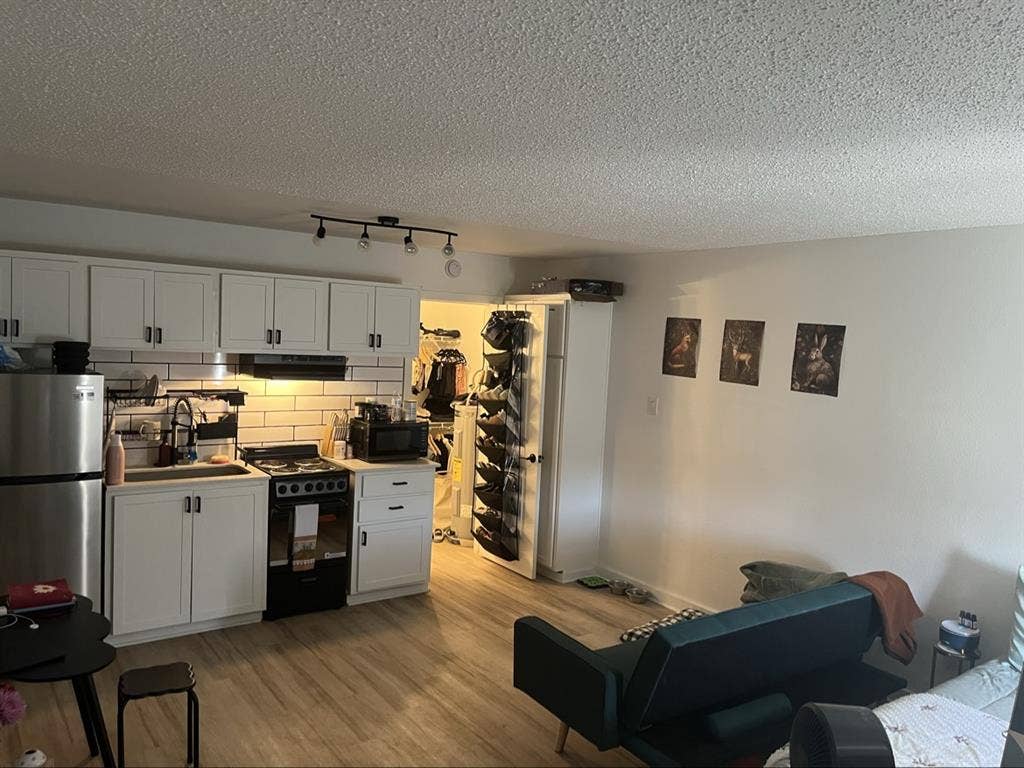 Studio apartment (take over lease)