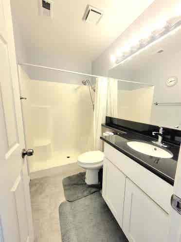 Mastr Bed Privt Bath Victoria Gardn