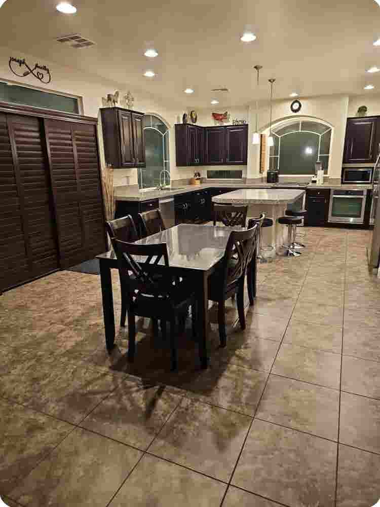 Priv room, pool, new floor/ paint
