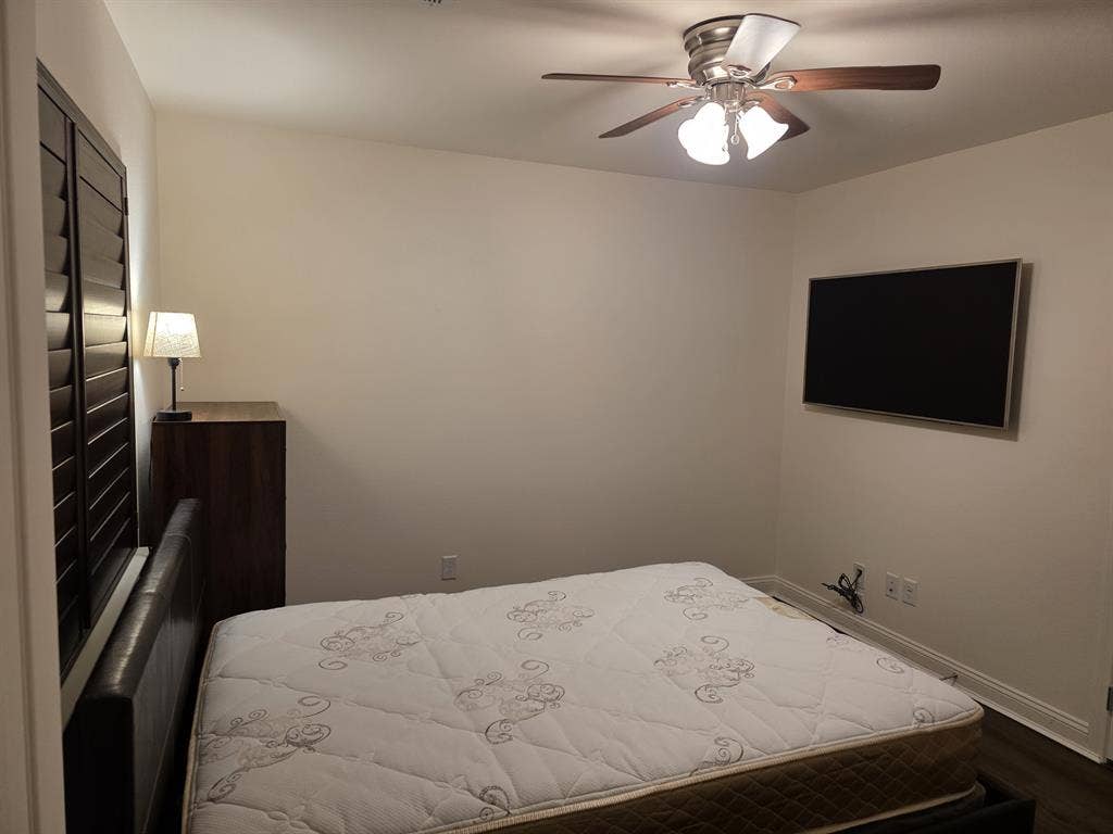 Priv room, pool, new floor/ paint