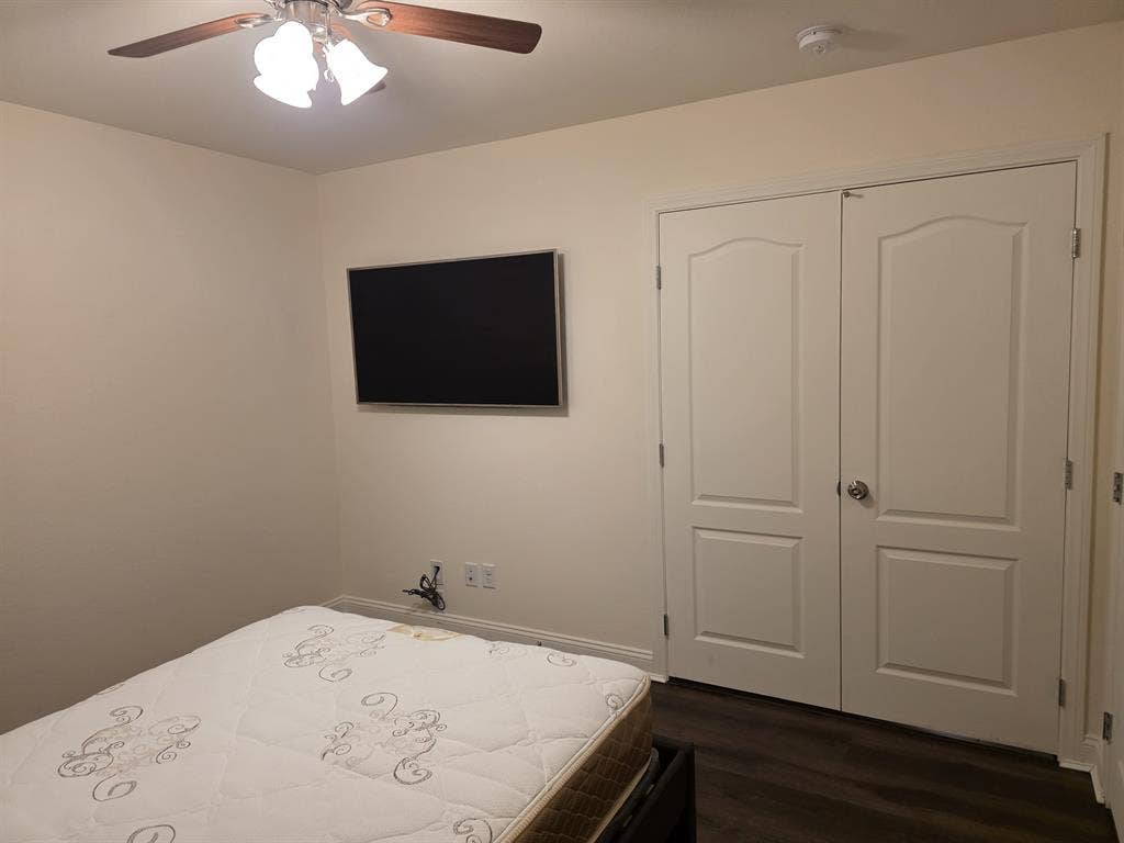 Priv room, pool, new floor/ paint