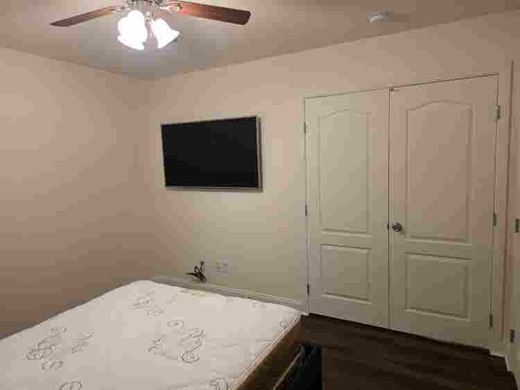 Priv room, pool, new floor/ paint