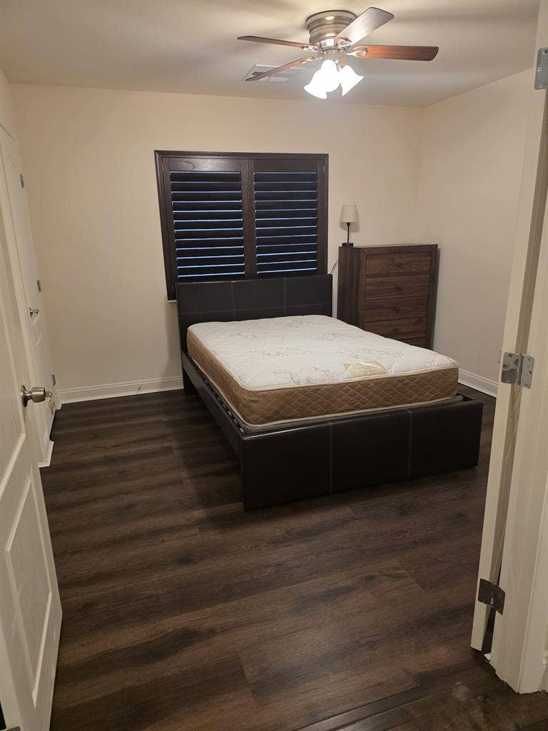 Priv room, pool, new floor/ paint