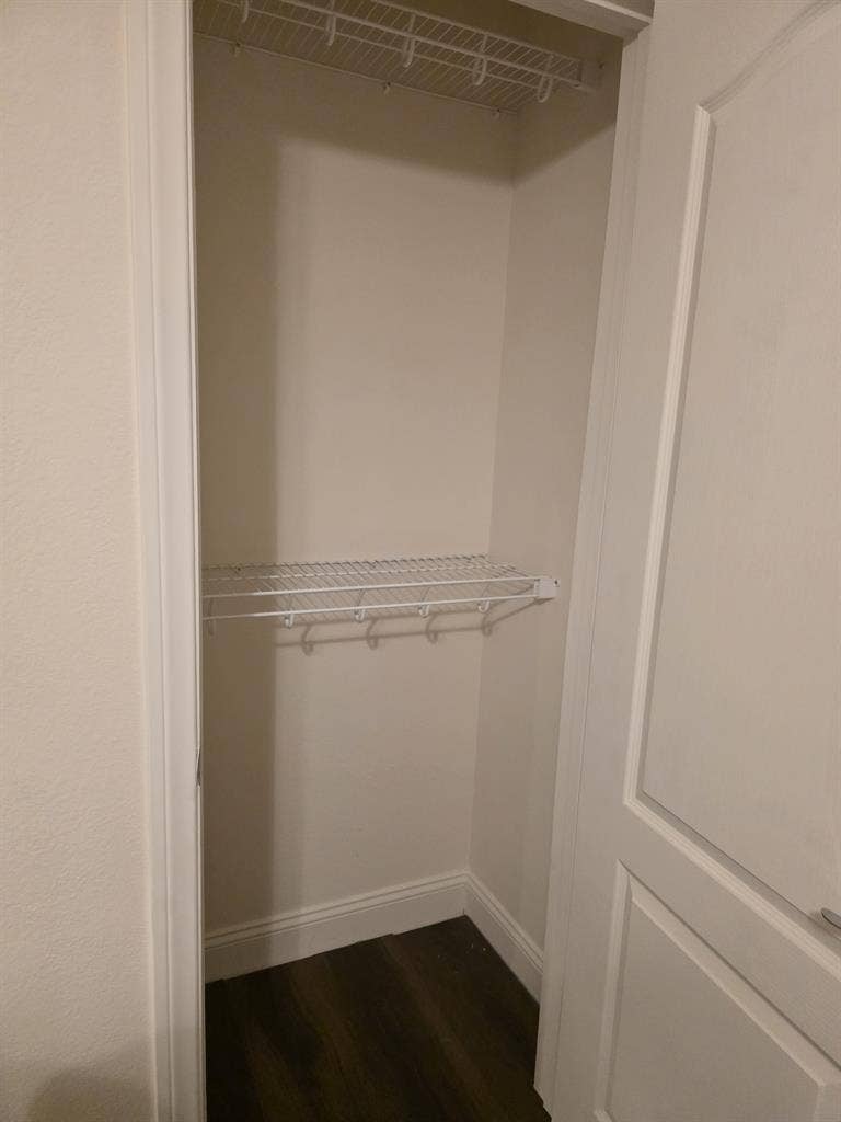 Priv room, pool, new floor/ paint
