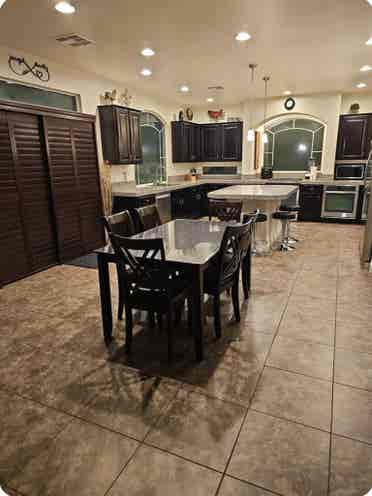 Priv room, pool, new floor/ paint