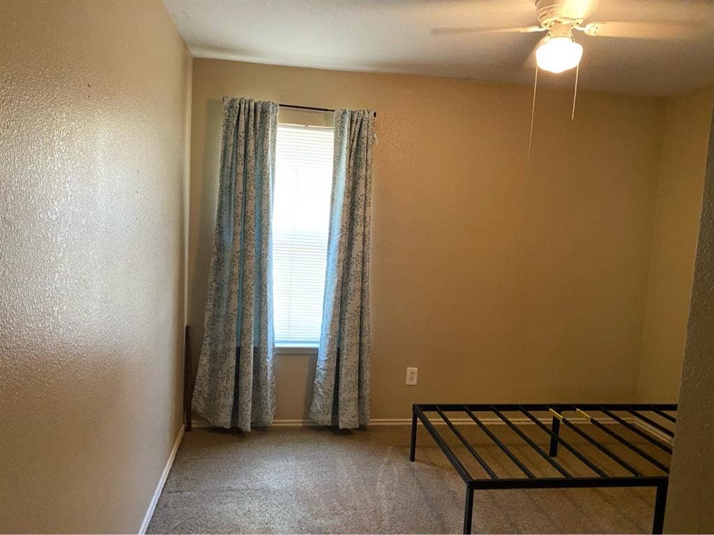 Looking for roommate in Roanoke TX