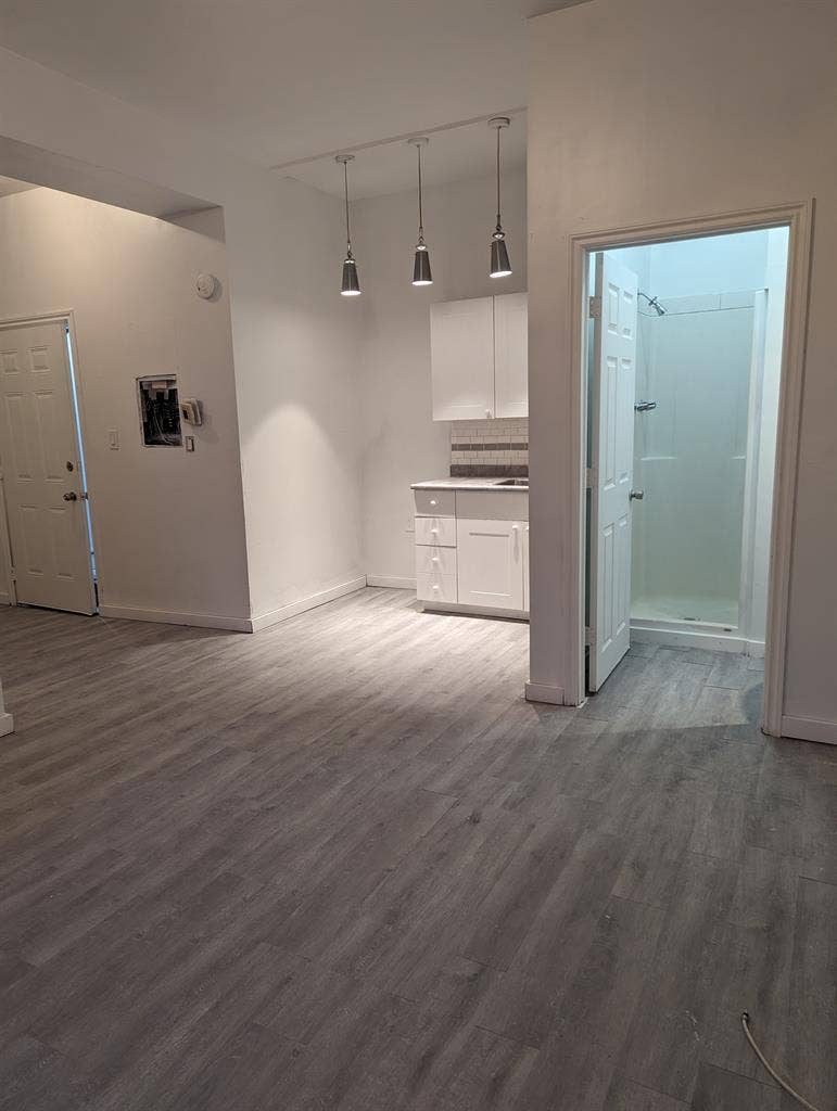 1 Bedroom Apartment/Private Laundry