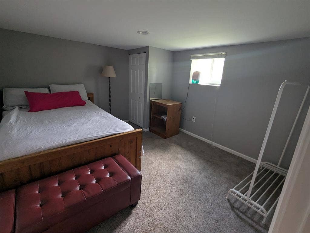 Basement Bedroom w/ Den & full bath