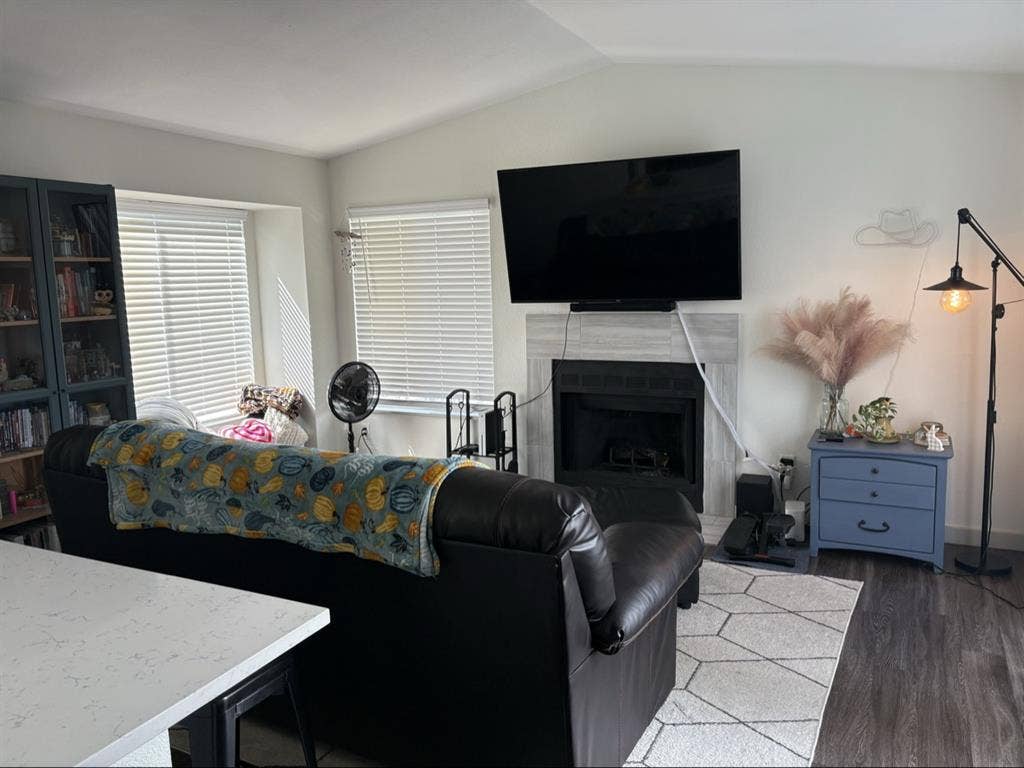 Seeking female roommate b
