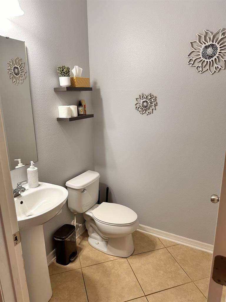Looking for female roommate :)