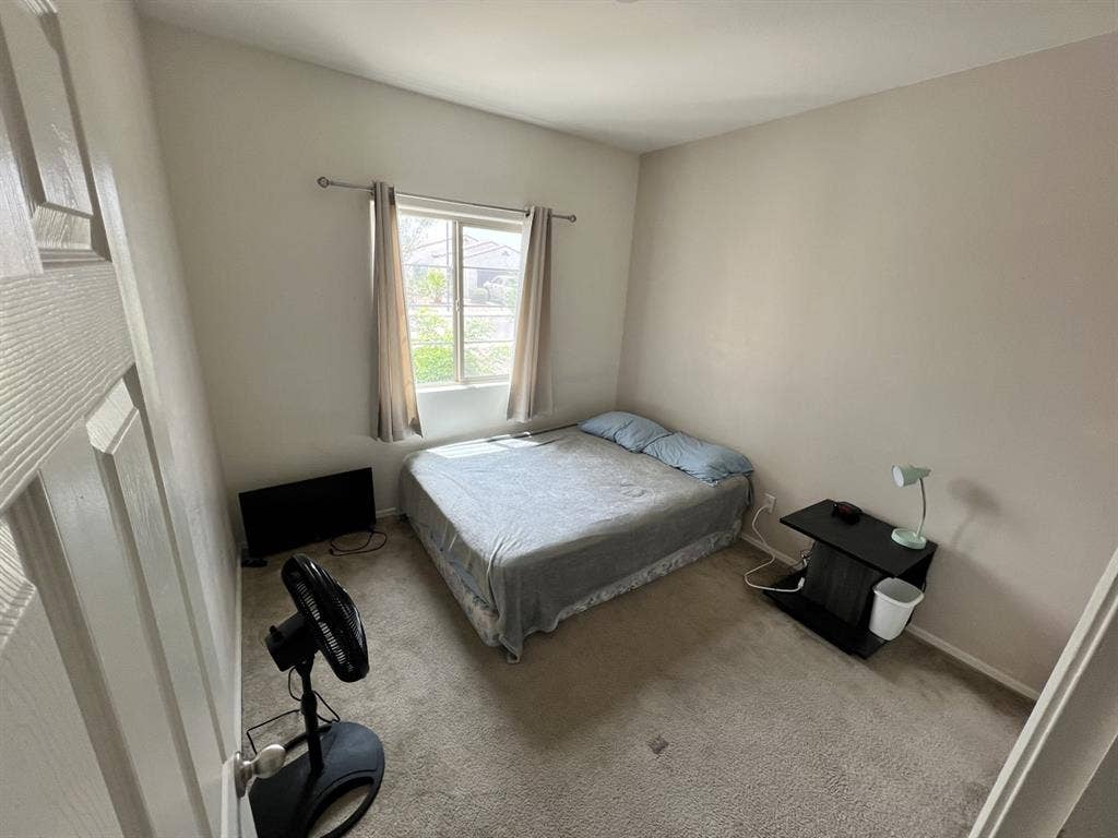 FURNISHED ROOM / UTILITIES INCLUDED