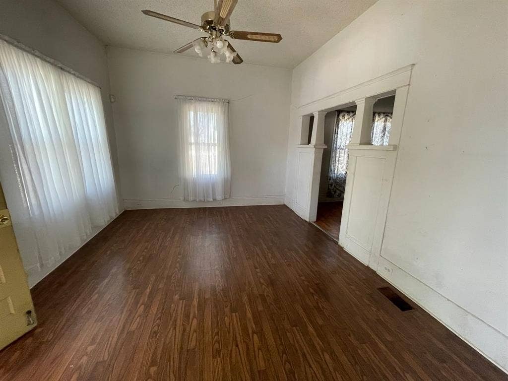 3 bed downtown half acre
yard