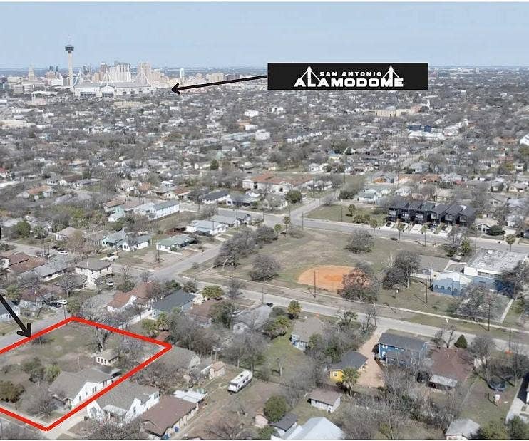 3 bed downtown half acre
yard