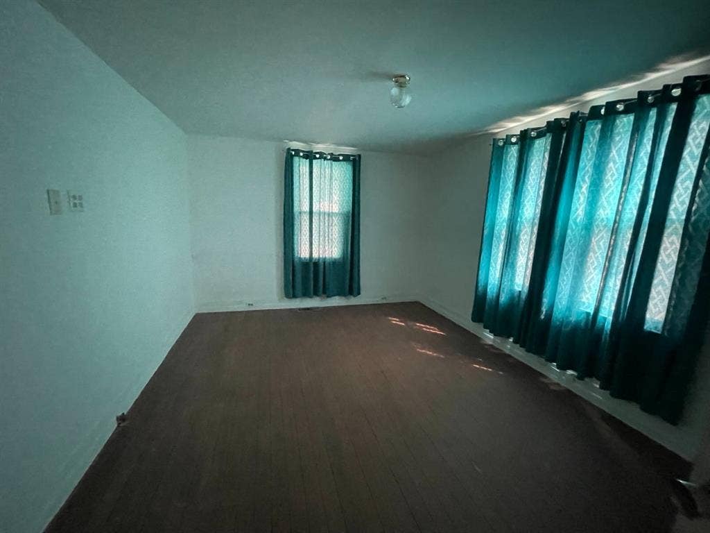 3 bed downtown half acre
yard