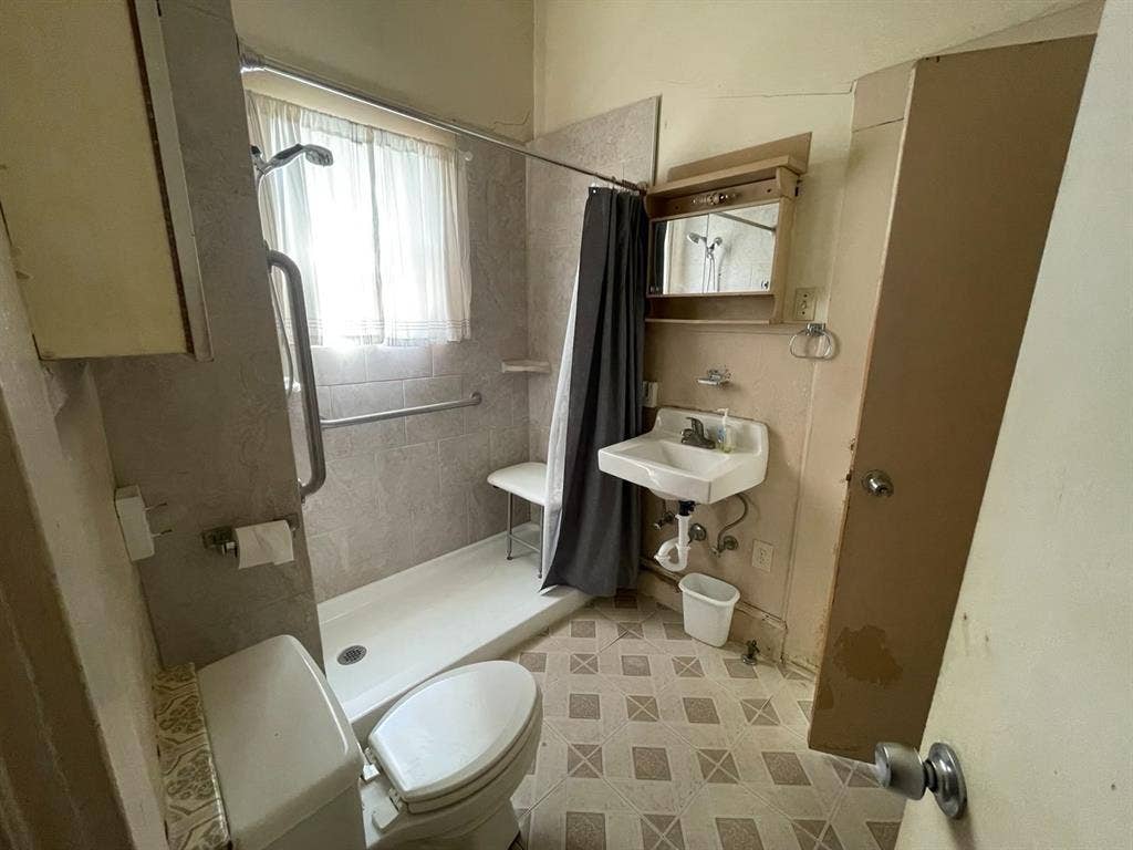 3 bed downtown half acre
yard