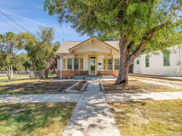 3 bed downtown half acre
yard
