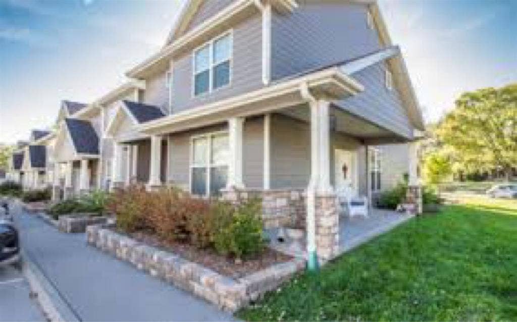 Looking for a fourth Roommate!!