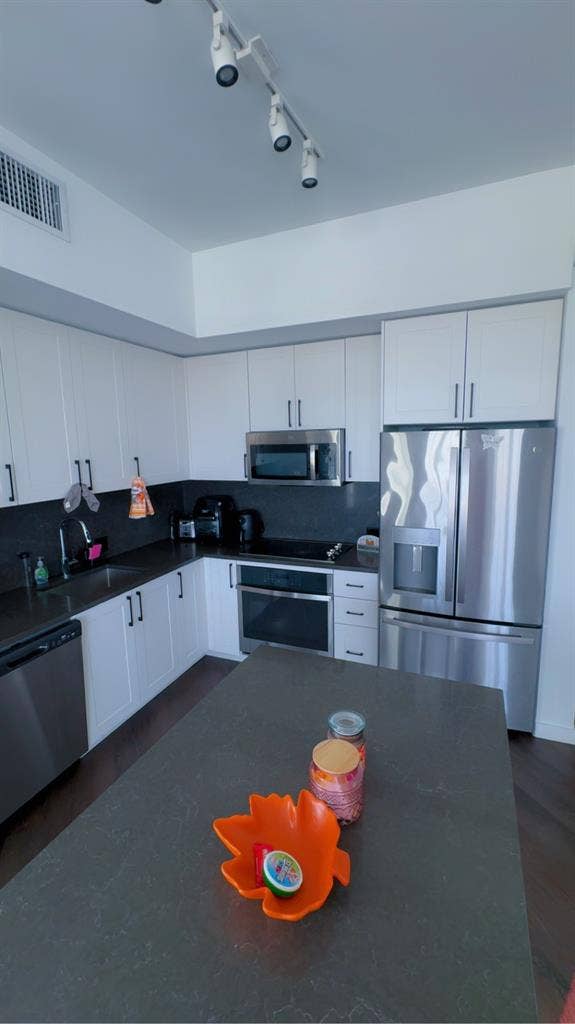 Female roommate needed in Lantana