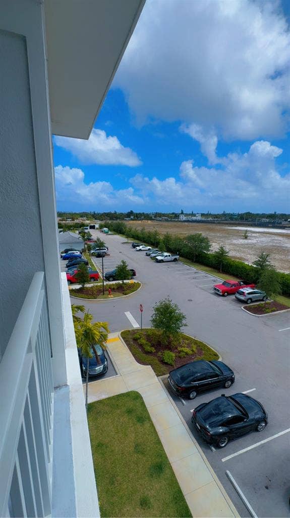 Female roommate needed in Lantana