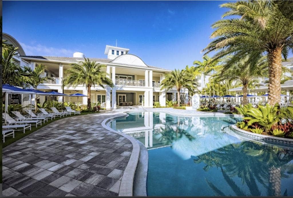 Female roommate needed in Lantana