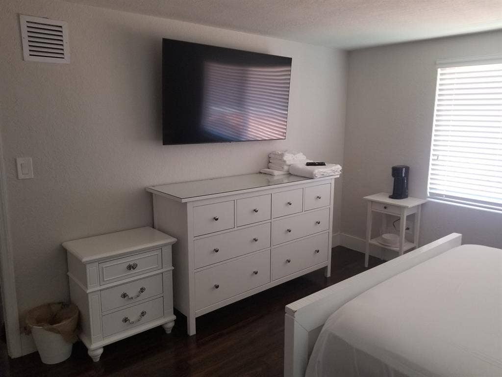 FURNISHED BEDROOM LITTLE HAVANA "A"