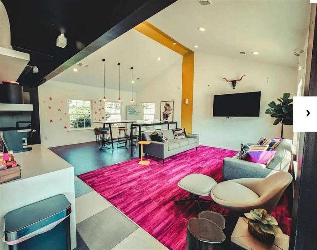 SEEKING FEMALE ROOMMATE(s)FOR b