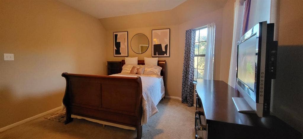 Cozy Room With Private Bathroom