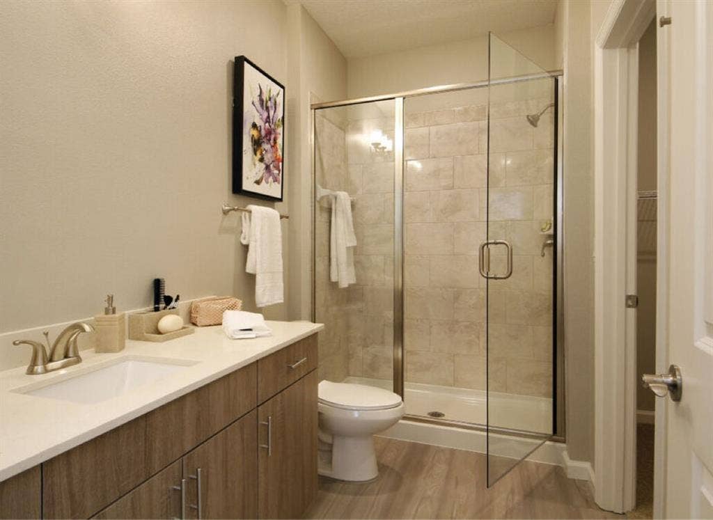 Looking for a roommate. Leasing