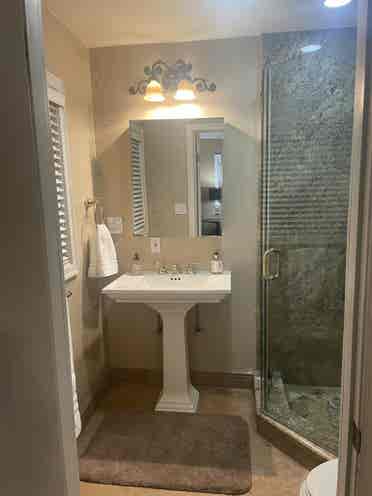 VERY CLEAN BEAUTIFUL ROOM FOR RENT