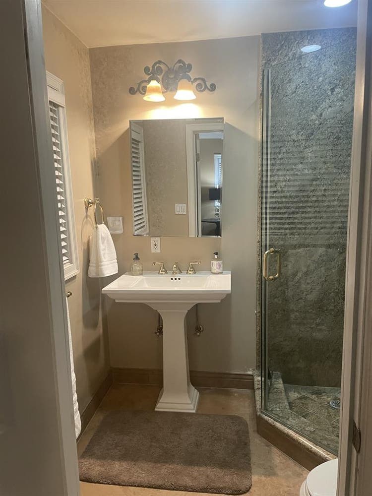 VERY CLEAN BEAUTIFUL ROOM FOR RENT