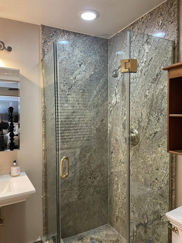 VERY CLEAN BEAUTIFUL ROOM FOR RENT