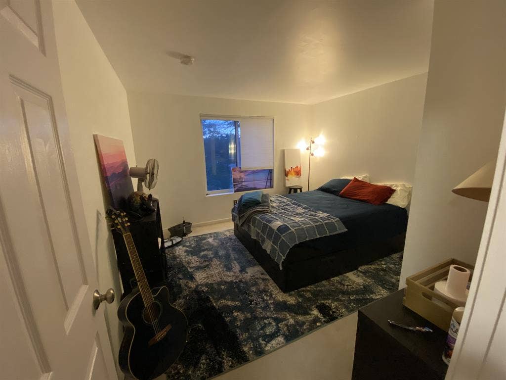 Kirkland renting bedroom w/garage