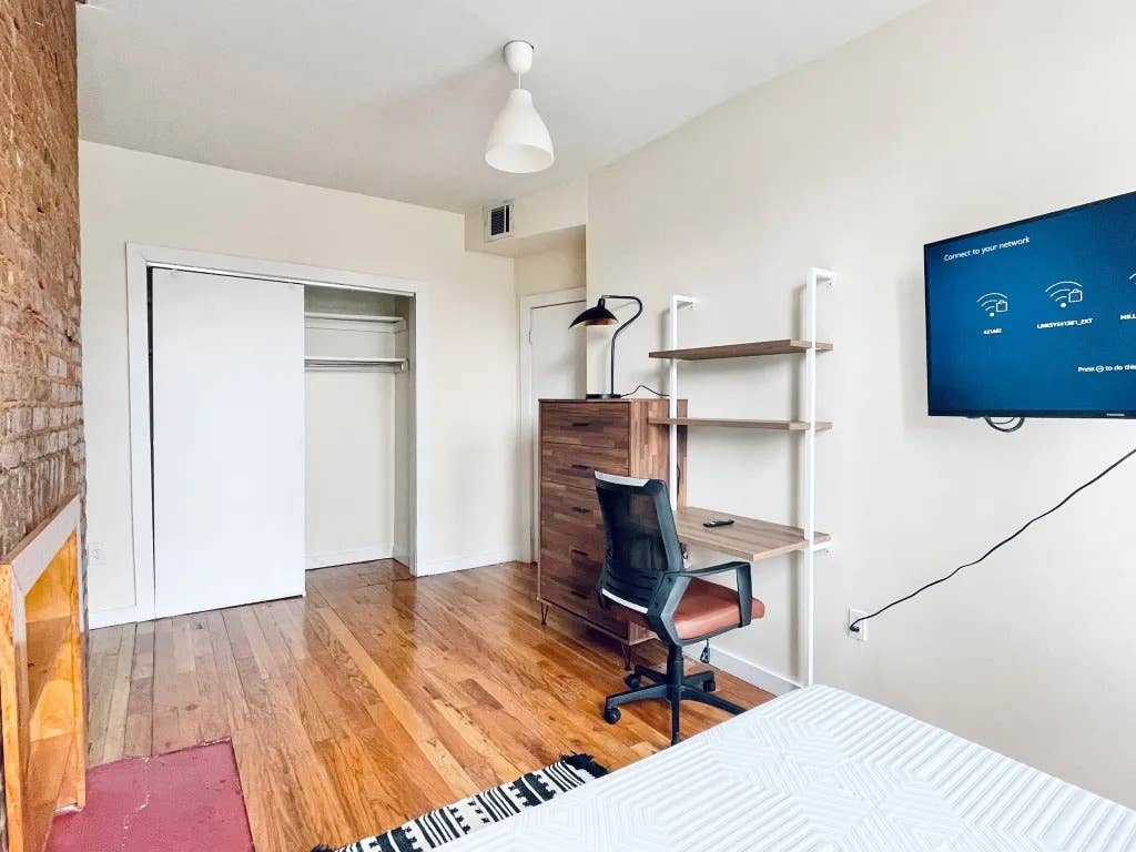 Bright Bedroom in Bedford - *