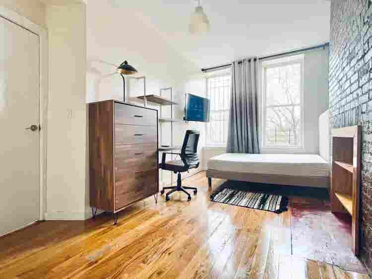 Bright Bedroom in Bedford - *