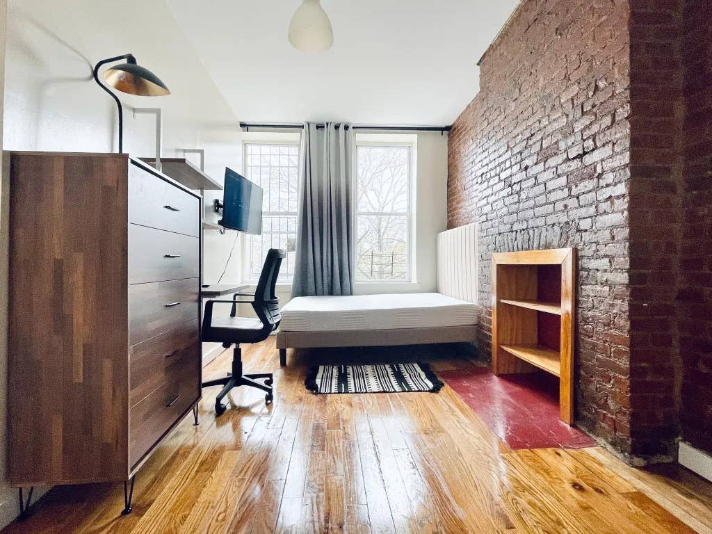 Bright Bedroom in Bedford - *