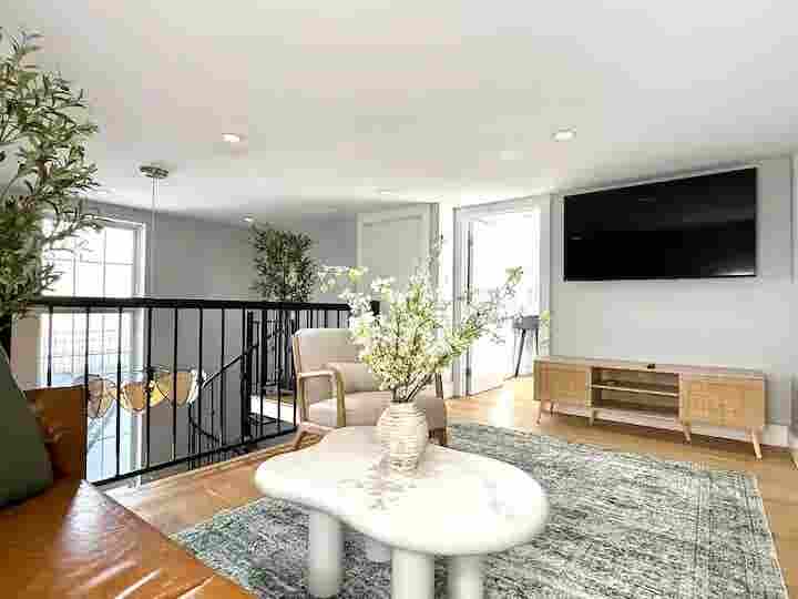 Bright Bedroom in Scholes St