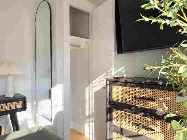 Bright Bedroom in Scholes St