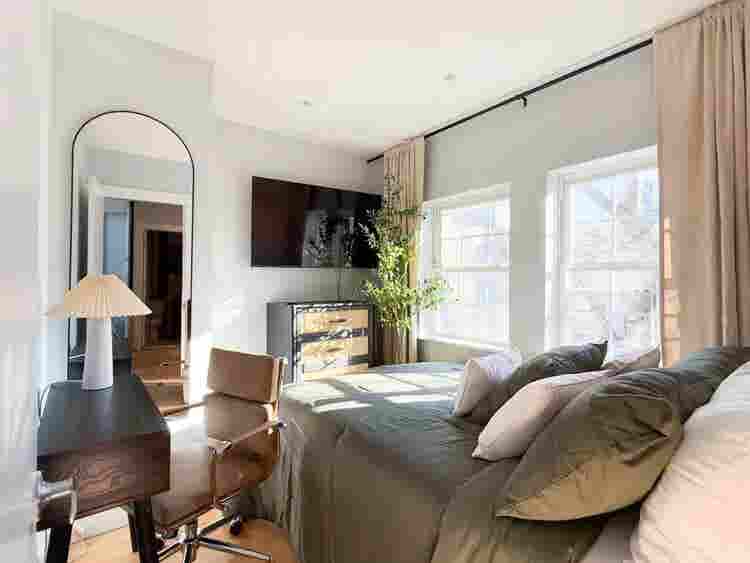 Bright Bedroom in Scholes St