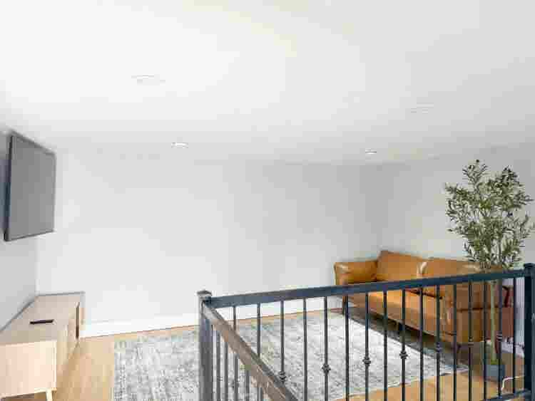 Bright Bedroom in Scholes St