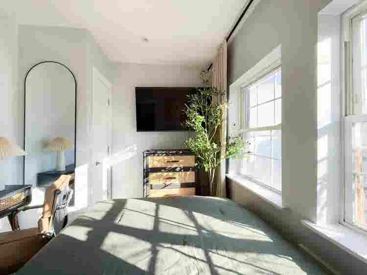 Bright Bedroom in Scholes St