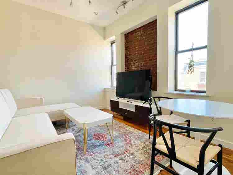 Cozy Room in Franklin Ave