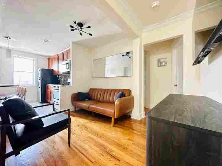 Spacious Room in Brooklyn Avenue