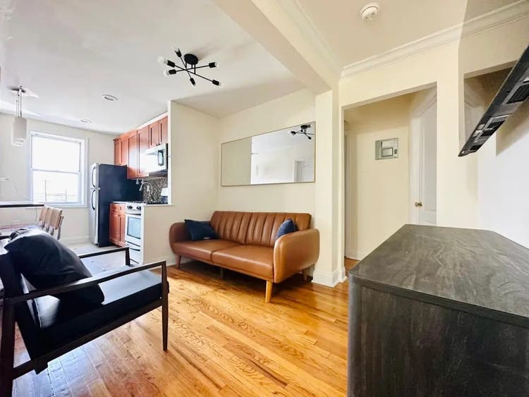 Spacious Room in Brooklyn Avenue